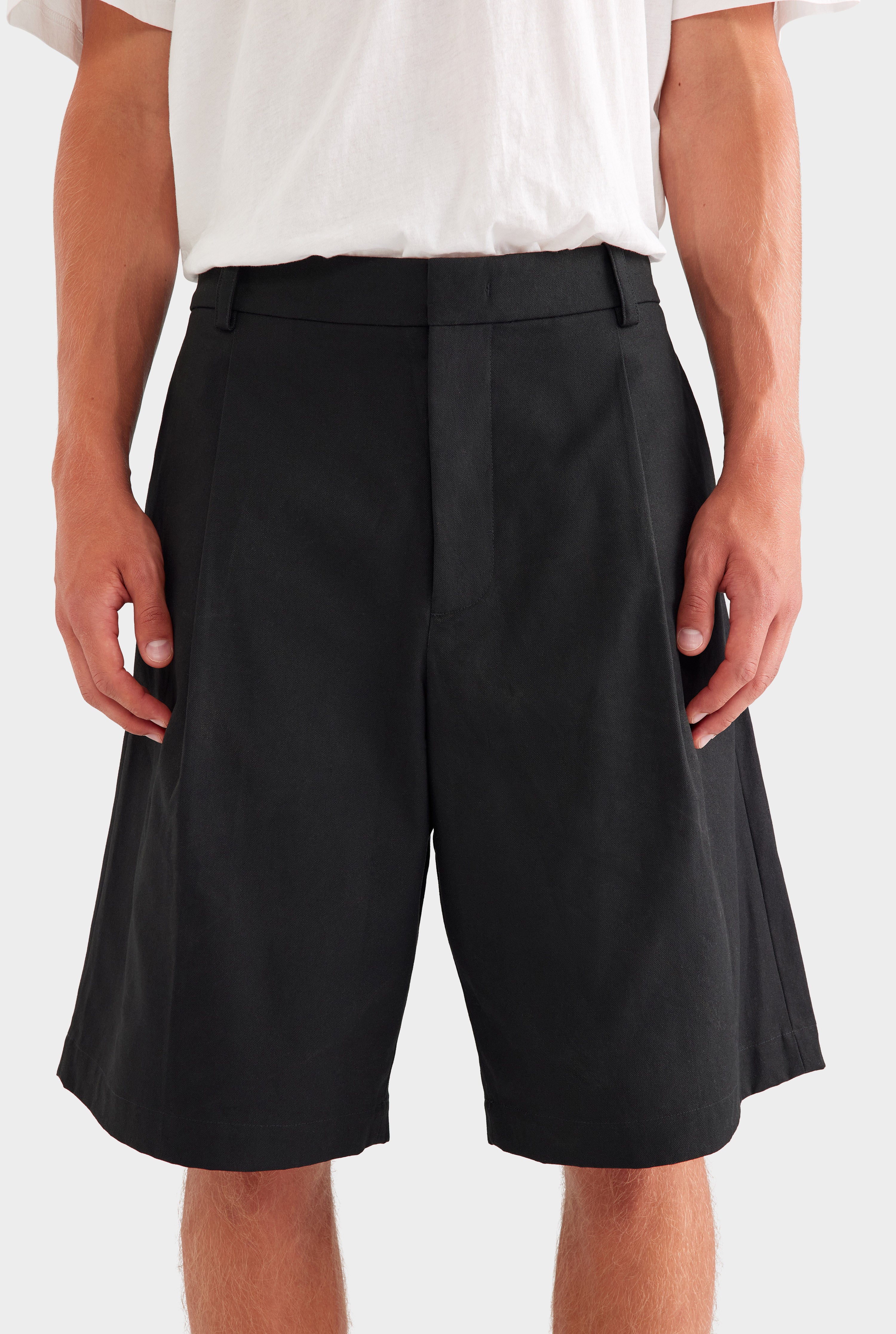 Cotton Canvas Pleated Bermuda Short - Black