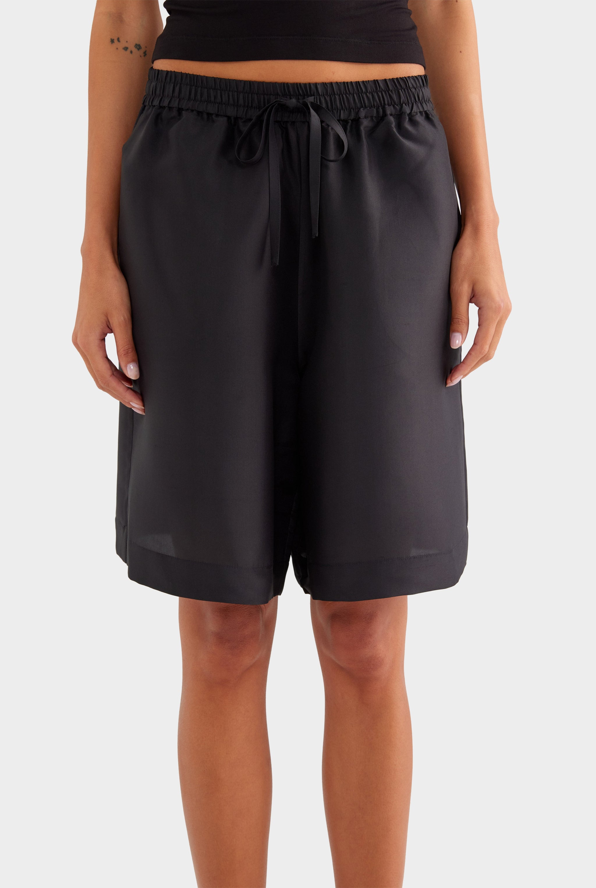 Silk Slub Bermuda Short - Black