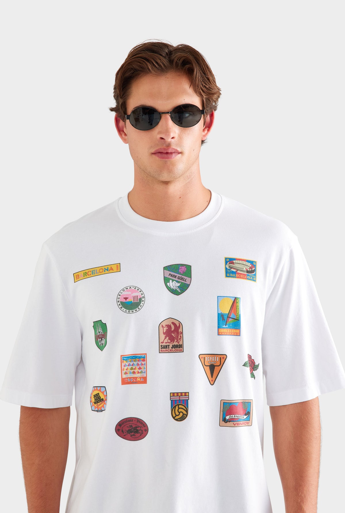 Oversized T-Shirt - White/Travel Stickers [[AU_MEDIA:gid://shopify/MediaImage/27955553370199]]