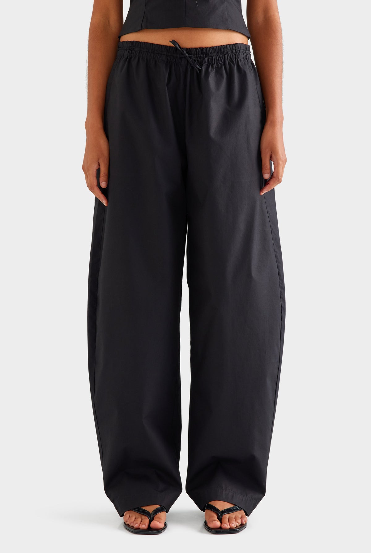 Cotton Barrel Leg Pant - Black [[AU_MEDIA:gid://shopify/MediaImage/27756876857431]]