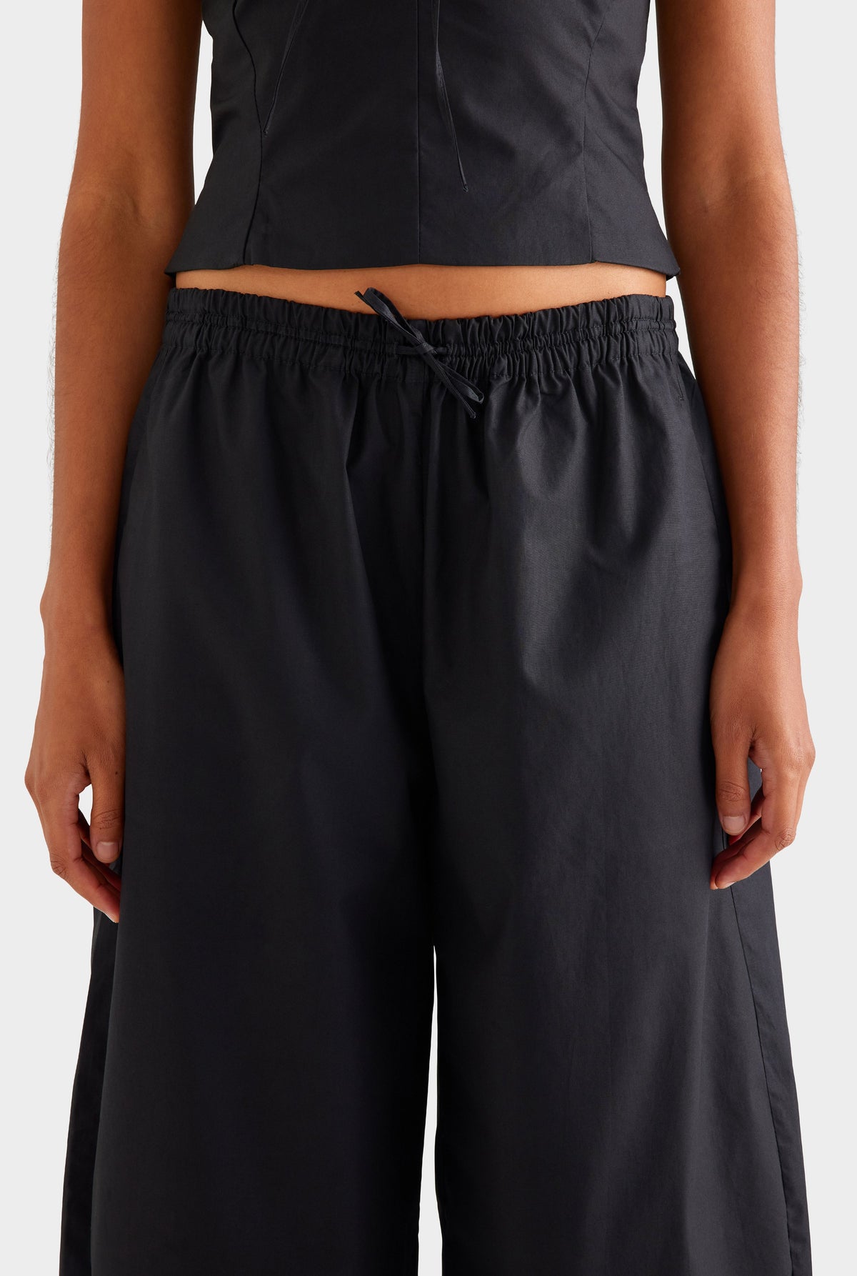 Cotton Barrel Leg Pant - Black [[AU_MEDIA:gid://shopify/MediaImage/27756876955735]]