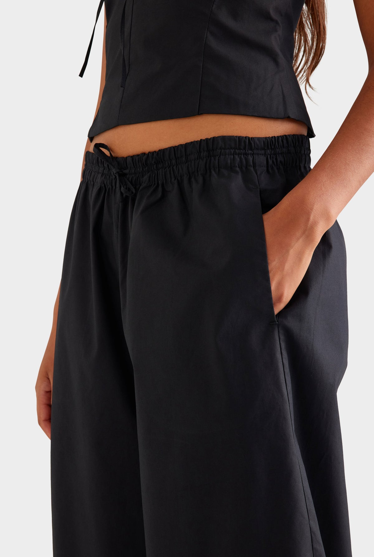 Cotton Barrel Leg Pant - Black [[AU_MEDIA:gid://shopify/MediaImage/27756877152343]]