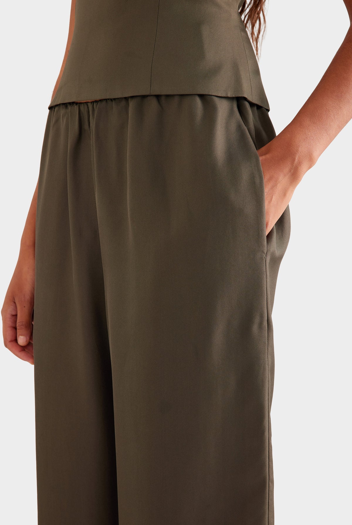 Silk Relaxed Pant - Dark Olive [[AU_MEDIA:gid://shopify/MediaImage/27957236170839]]