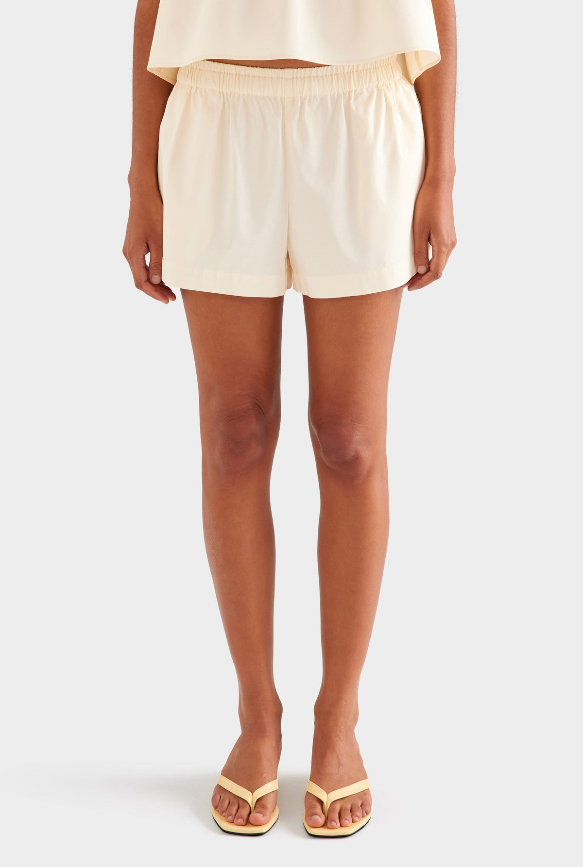 Double Elastic Cotton Twill Short - Buttercream [[AU_MEDIA:gid://shopify/MediaImage/27957135638615]]